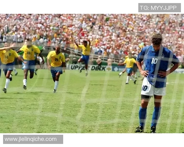 足球场上传奇球星风采尽显，赛场英雄瞬间定格成经典瞬间